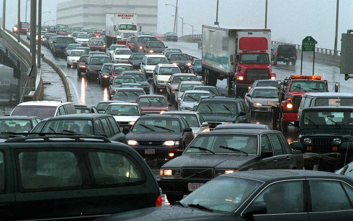 Traffic from Quincy merged with Morrissey  Boulevard amid  flooding on the boulevard in 1998. (George Rizer/Globe Staff)