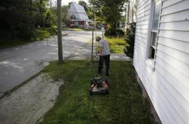 The landlord at the Grants’ new home offered to cut the grass before their arrival, but Larry insisted on doing it himself, saying he would relish mowing a lawn after all the family had been through. Three quarters of the way through the chore, the lawn mower broke and Larry dragged it behind the house to see if he had the parts to fix it.