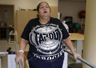 After a bout with pneumonia, Raquel found herself at Spaulding Rehabilitation Hospital in Cambridge, trying to get used to being on oxygen and working on building the strength to climb the four flights of stairs up to her apartment.