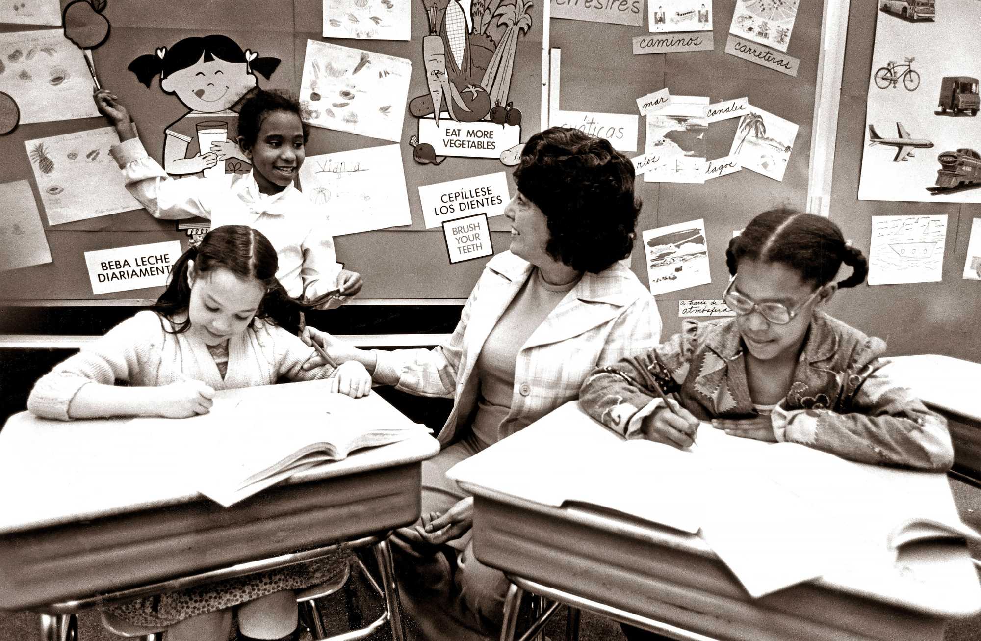La profesora Mirta Torres daba clases a los alumnos del centro de enseñanza bilingüe Rafael Hernández en 1978. (Bill Curtis/Globe Staff)