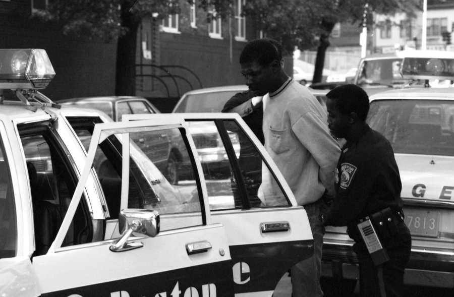10/25/1989 Boston, MA - Boston Police detain a black male in the Mission Hill Projects, as part of their investigation into the murder of Carol Stuart. (Tom Landers/Globe Staff)