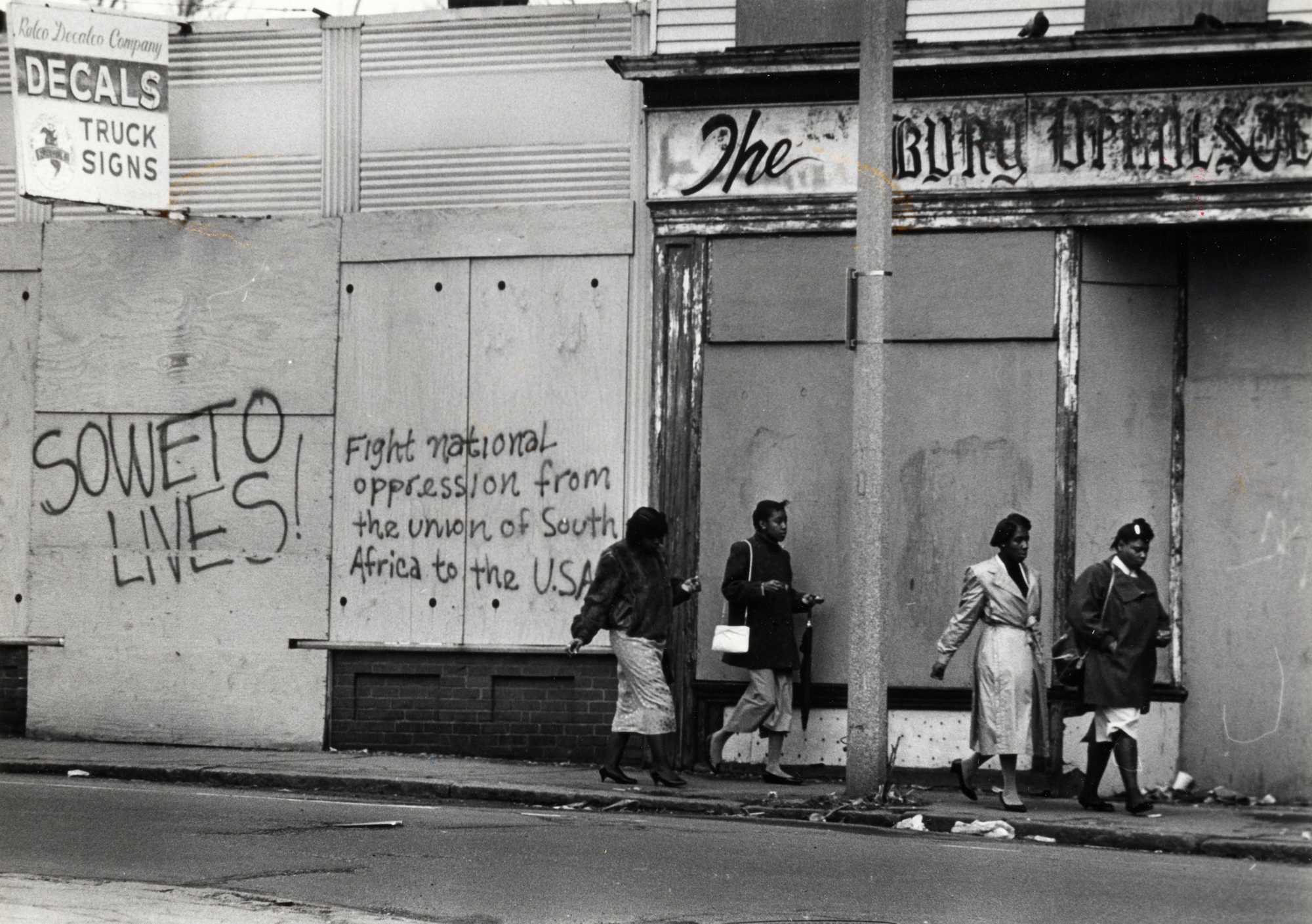 Graffiti with a message near the Dudley MBTA Station in 1987. The effort to secede from Boston and create a city called Mandela ultimately failed. Some had preferred Soweto-Sharpeville as the new name for the Greater Roxbury neighborhood.